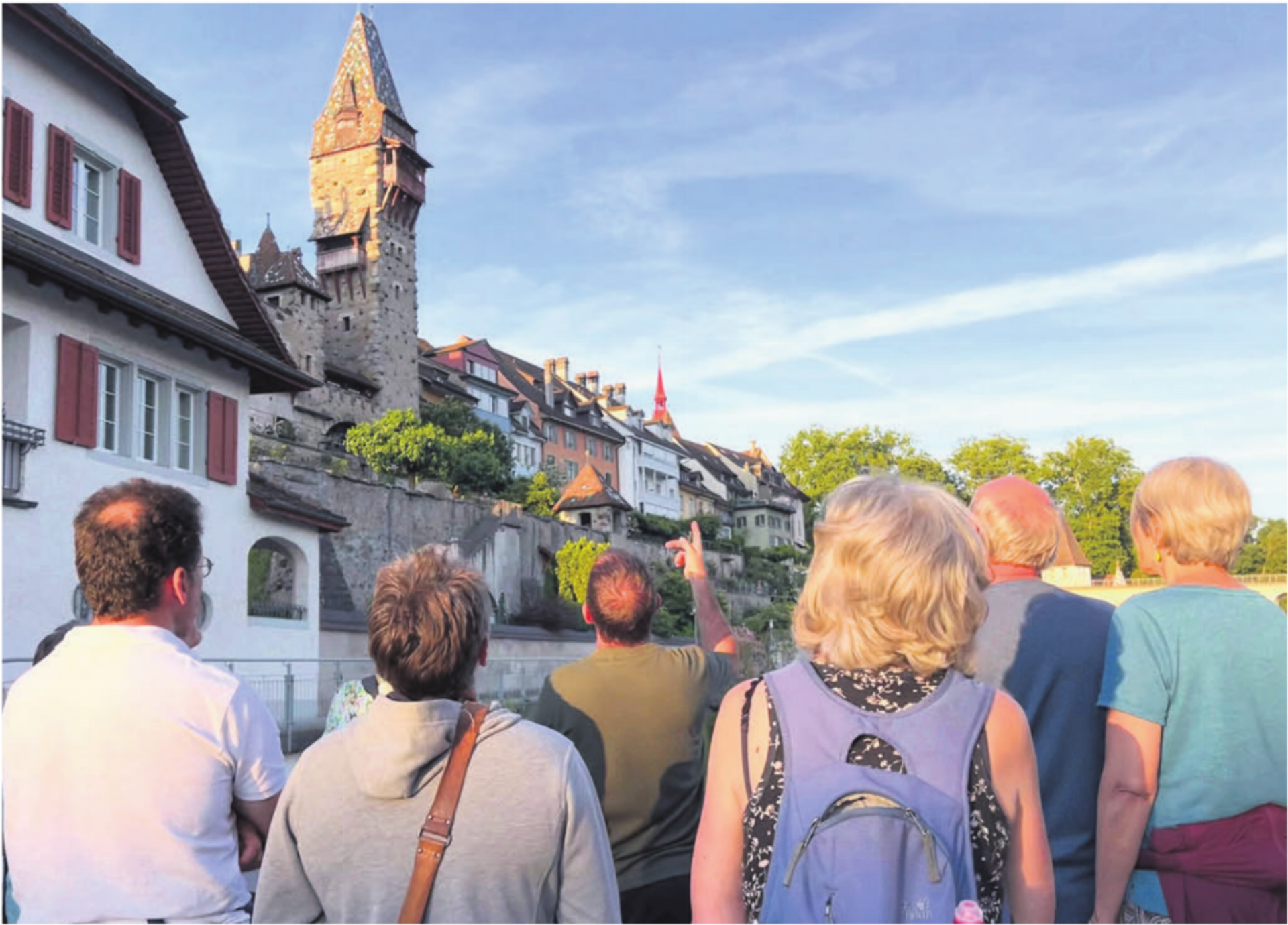 Der Naturschutzbiologe Markus Senn erklärt den Teilnehmenden, wie die Alpensegler im Muri-Amthof nisten. Bilder: tyb - Das Bild wird blockiert. – Möglicherweise durch einen aktiven Adblocker.