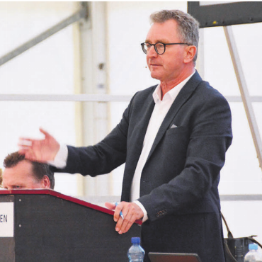 Das erste Ja im Sack - Gemeindeammann Daniel Schüepp führte durch die Versammlung. Er hofft, dass die Arbeit rund um den Reusssteg nun auf die Ziellinie kommen kann. Bild: Sabrina Salm