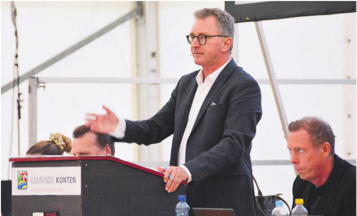 Gemeindeammann Daniel Schüepp führte durch die Versammlung. Er hofft, dass die Arbeit rund um den Reusssteg nun auf die Ziellinie kommen kann. Bild: Sabrina Salm