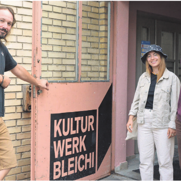 Reggae in seiner ganzen Pracht - Die Bleichi in Wohlen ist der erste Veranstaltungsort. Das «Sabdariffa»-OK, von links: David Meier, Ena Burger und Hauptinitiant Remo Hagenbuch. Bild: Annemarie Keusch