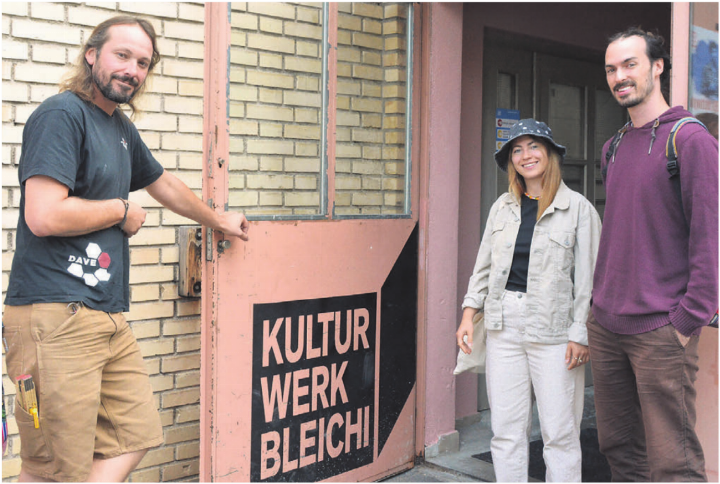 Die Bleichi in Wohlen ist der erste Veranstaltungsort. Das «Sabdariffa»-OK, von links: David Meier, Ena Burger und Hauptinitiant Remo Hagenbuch. Bild: Annemarie Keusch