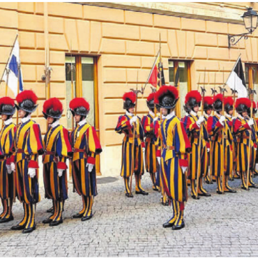 Gekocht für die kleinste Armee - Die Schweizer Gardisten im Einsatz – natürlich in Uniform.