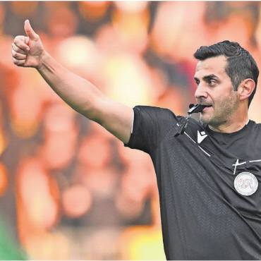 «Nudelfertig» nach den Spielen - Fedayi San aus Arni wird an der Fussball-WM als Video Assistant Referee (VAR) im Einsatz sein und will «einen guten Job machen».    Bild: Freshfocus