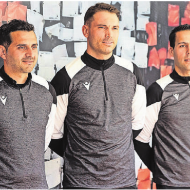 «Nudelfertig» nach den Spielen - Das Schweizer Schiedsrichter-Trio an der WM. Von links: Fedayi San (VAR), Schiedsrichter Sandro Schärer und Assistent Stéphane de Almeida.