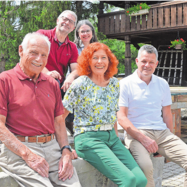 Macht der Musik spielen lassen - Die Bühne im Hintergrund steht zu gewissen Teilen schon, die Vorfreude ist spürbar, von links: Ulrich Fischer, Sven und Sabine Bachmann, Hanna Matti und Jürg Meyer. Bild: Annemarie Keusch