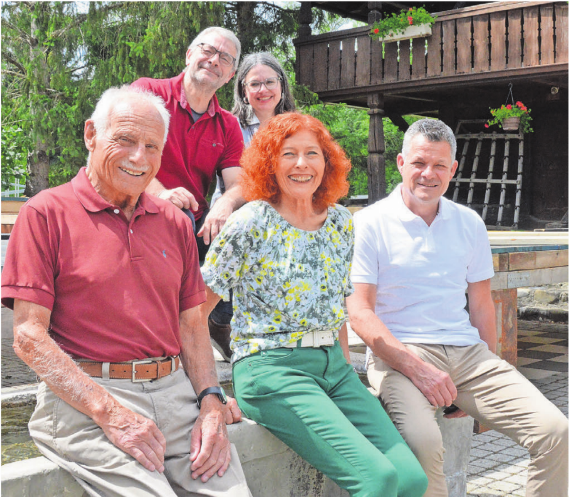 Die Bühne im Hintergrund steht zu gewissen Teilen schon, die Vorfreude ist spürbar, von links: Ulrich Fischer, Sven und Sabine Bachmann, Hanna Matti und Jürg Meyer. Bild: Annemarie Keusch - Das Bild wird blockiert. – Möglicherweise durch einen aktiven Adblocker.