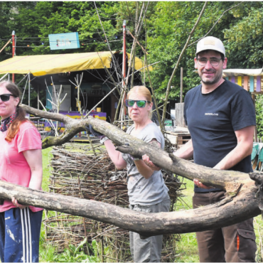 «Wir machen Menschen glücklich» - Anpacken für die Sommerbar und somit für eine gute Sache (v. l.): Miriam Corboz, Sandra Oetterli, Silvan Eichenberger und Sommerbar-Chef Matthias Wüthrich.    Bild: Daniel Marti