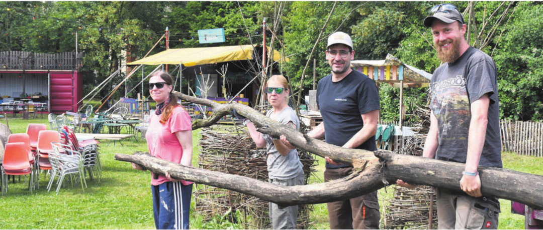 Anpacken für die Sommerbar und somit für eine gute Sache (v. l.): Miriam Corboz, Sandra Oetterli, Silvan Eichenberger und Sommerbar-Chef Matthias Wüthrich. Bild: Daniel Marti Anpacken für die Sommerbar und somit für eine gute Sache (v. l.): Miriam Corboz, Sandra Oetterli, Silvan Eichenberger und Sommerbar-Chef Matthias Wüthrich. Bild: Daniel Marti