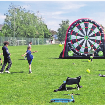 Aktive Freizeitangebote mit viel Action - XXL-Fussballdart sorgte bei den Jugendlichen für viel Action und Begeisterung. Bild: zg