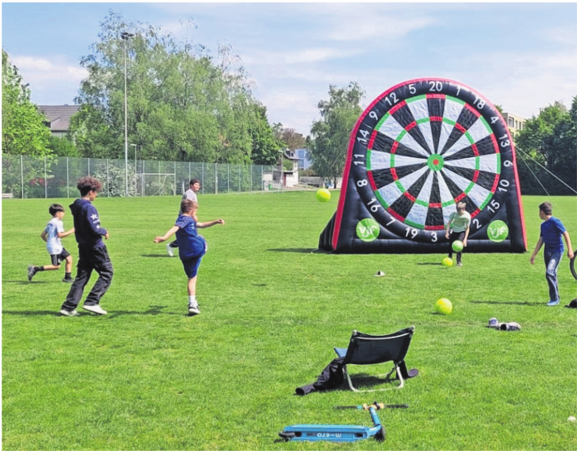 XXL-Fussballdart sorgte bei den Jugendlichen für viel Action und Begeisterung. Bild: zg - Das Bild wird blockiert. – Möglicherweise durch einen aktiven Adblocker.