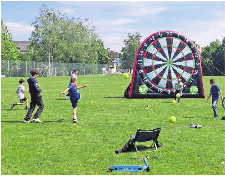 XXL-Fussballdart sorgte bei den Jugendlichen für viel Action und Begeisterung. Bild: zg