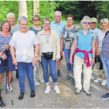 Morgenwanderung mit Brunch - Die Wandergruppe legte für das Gruppenfoto eine Pause ein.    Bild: zg