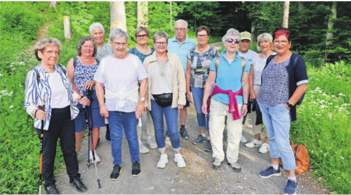 Die Wandergruppe legte für das Gruppenfoto eine Pause ein.    Bild: zg