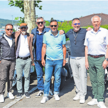 Mehr als Verkehrsnostalgie - Die Vespa-Freunde freuten sich am gemütlichen Treffen über das gemeinsame Hobby und den kameradschaftlichen Austausch. Die Kultur- und Eventkommission des Acli (v. l.): Mario Musarò, Mario Imondi, Salvatore De Rosa, Toni Imondi, Umberto Retucci, Franco Narducci, Fabio Pepe.