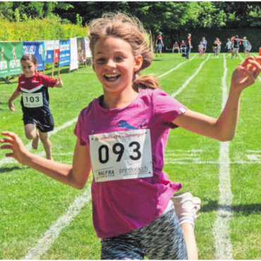 Ein rauschendes Sportfest - Die jungen Läuferinnen geben alles für eine gute Platzierung und freuen sich darüber, wenn man die Schnellste ist.