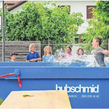 Ein rauschendes Sportfest - Die Dorfstafette fordert die Teilnehmenden in vielerlei Hinsicht.    Bilder: Stefan Hotz