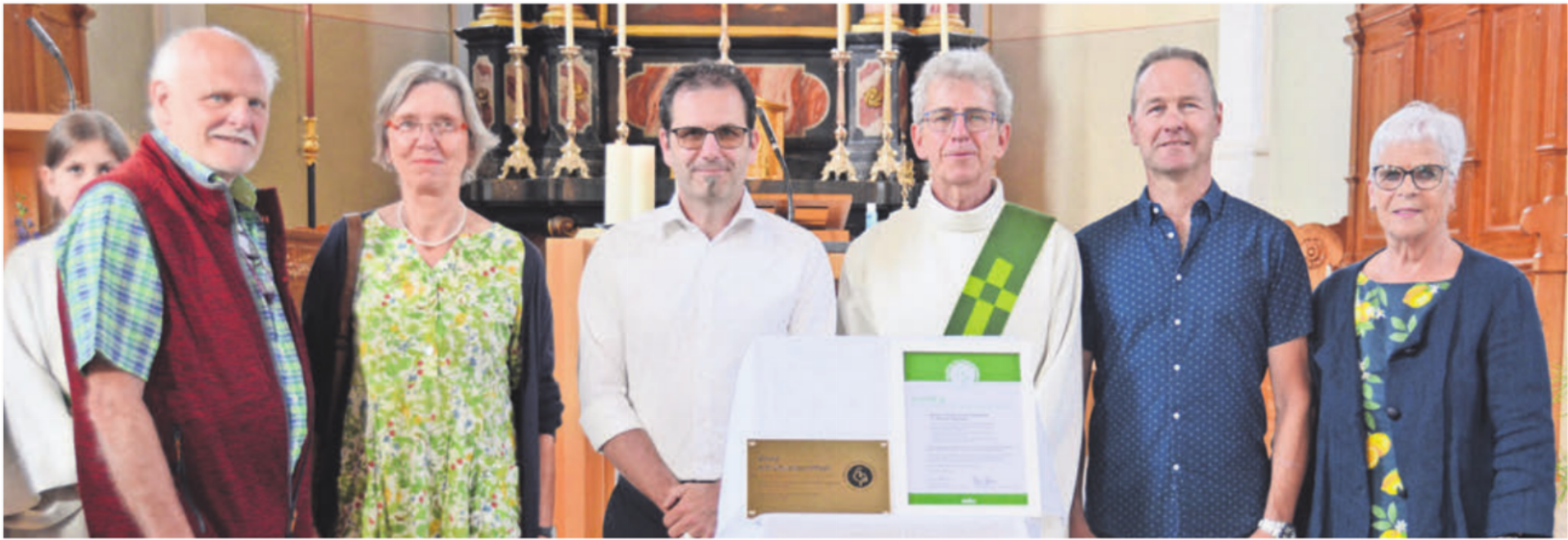 Das Umweltteam, welches sich wacker für den Erhalt des «Grünen Güggels» engagierte (v. l.): Peter Zollinger, Beate Grabbe, Adrian Geissmann, Hans-Peter Stierli, Christoph Frei, Esther Imbach – vor ihnen das Umwelt-Zertifikat. Bild: tre - Das Bild wird blockiert. – Möglicherweise durch einen aktiven Adblocker.