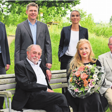 Den Weg für die Zukunft geebnet - Vergangenheit und Zukunft vom Reusspark und Verein Gnadenthal (stehend v. l.): Stefan Keusch; Dominik Bammatter, neuer Direktor, und Sabine Burkhalter Kaimakliotis. (sitzend v. l.): abtretender Direktor Urs Bosisio, neue Vereinspräsidentin Christine Kaspar Frei und der abtretende Präsident Kurt Notter. Bild: Monica Rast