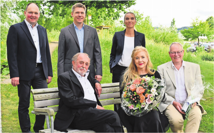 Vergangenheit und Zukunft vom Reusspark und Verein Gnadenthal (stehend v. l.): Stefan Keusch; Dominik Bammatter, neuer Direktor, und Sabine Burkhalter Kaimakliotis. (sitzend v. l.): abtretender Direktor Urs Bosisio, neue Vereinspräsidentin Christine Kaspar Frei und der abtretende Präsident Kurt Notter. Bild: Monica Rast