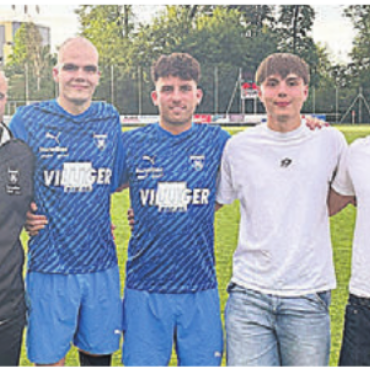 Pleite und doch Ligaerhalt - Diese Spieler wurden von der 1. Mannschaft verabschiedet (von links): Haski Can (Trainer), Tim Oechslin, Gabriel Gumann, Lian Meyer, Louis Delaloye.    Bild: zg