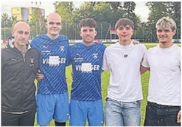 Diese Spieler wurden von der 1. Mannschaft verabschiedet (von links): Haski Can (Trainer), Tim Oechslin, Gabriel Gumann, Lian Meyer, Louis Delaloye.    Bild: zg