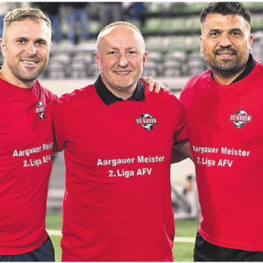 Freiämter Aufstiegscousins - Sasa (Mitte) und Dejan (rechts) Stankovic mit dem zweiten Co-Trainer Ismail Osmani. Sie sind der Staff des Badener Aufstiegsteams. Bild: awa
