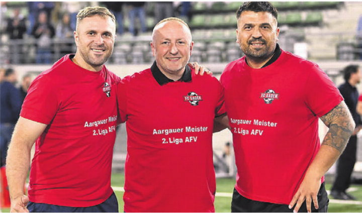 Sasa (Mitte) und Dejan (rechts) Stankovic mit dem zweiten Co-Trainer Ismail Osmani. Sie sind der Staff des Badener Aufstiegsteams. Bild: awa