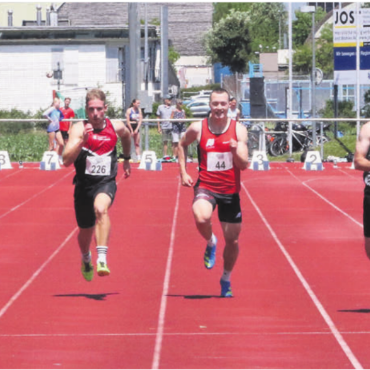 Vom Winde beflügelt - Vollgas über 100 Meter geben (von links): David Frehner (BTV Aarau), Marco Hard (TV Wohlen), Joel Haller (BTV Aarau), Colin Wey (STV Beinwil/Freiamt) und Rolf Koch (TV Wohlen).