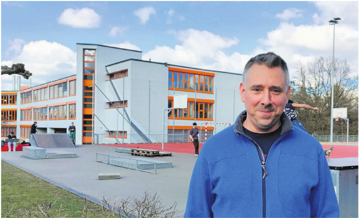 Stefan Dietrich vor dem Isenlauf-Schulhaus. Während er sich im Winter hier pudelwohl fühlt, wird es im Sommer zuweilen unangenehm heiss. Bild: huy/Archiv