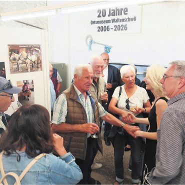 Treffpunkt mit Nostalgiefaktor - Gute Laune am Festakt zur Eröffnung der Fotoausstellung am Samstagabend. Bilder: Thomas Stöckli