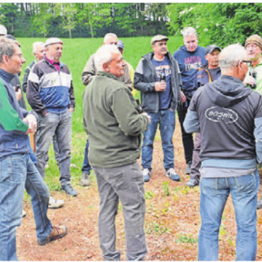 In neuen Gefilden - Gastgeber Alex Meier und Organisator Roland Frick begrüssen die Mitglieder des Männerturnvereins Boswil.   Bild: zg