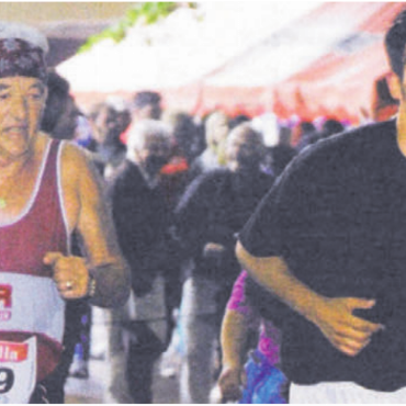 Sportliche Pfingsten - «Chabi» Burkart (links) und sein «Schatten» Philipp Stöckli, Sportredaktor dieser Zeitung, bilden am Pfingstlauf in Wohlen eine Laufgemeinschaft. Bild: Archiv