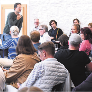 Kultur pur am beliebten Festival - Voll besetztes Haus: Fabian Furter konnte an der Generalversammlung im Schlössli ganz viele treue Vereinsmitglieder begrüssen. Bilder: Daniel Marti / Archiv / pd