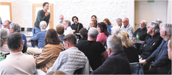 Voll besetztes Haus: Fabian Furter konnte an der Generalversammlung im Schlössli ganz viele treue Vereinsmitglieder begrüssen. Bilder: Daniel Marti / Archiv / pd Voll besetztes Haus: Fabian Furter konnte an der Generalversammlung im Schlössli ganz viele treue Vereinsmitglieder begrüssen. Bilder: Daniel Marti / Archiv / pd