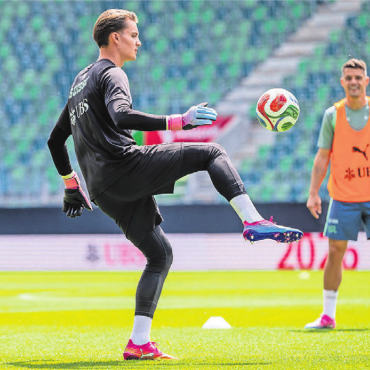 Gute Energie für die Nati - Marvin Keller jongliert. Nati-Captain Granit Xhaka beobachtet amüsiert.