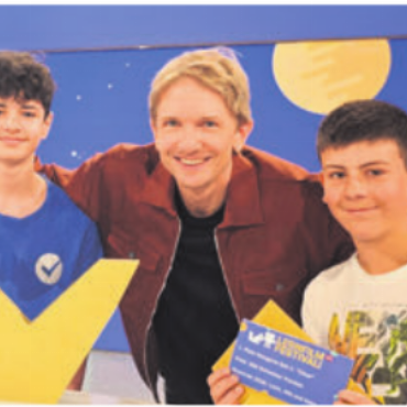 Filmemacher mit viel Spirit - Moderator Raphi Labhart und zwei Schüler von «Lern mit». Bild: Nick Stalder, LerNetz AG