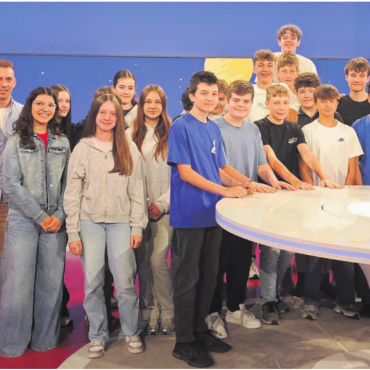 Filmemacher mit viel Spirit - So sehen grosse und strahlende Sieger aus: die beiden Klassen von «Lern mit», die den ersten und zweiten Rang belegten. Mit Schulleiter Reto Helbling (links). Bilder: Nick Stalder, LerNetz AG