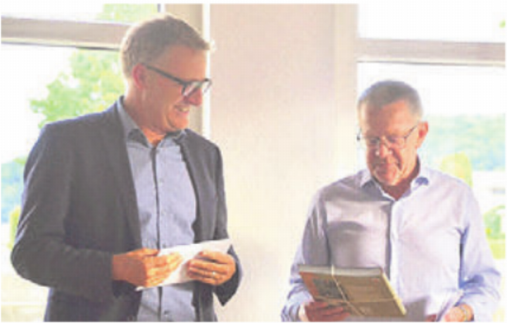 Arsène Perroud (links) wird von Roland Polentarutti verabschiedet. Bild: tst Arsène Perroud (links) wird von Roland Polentarutti verabschiedet. Bild: tst