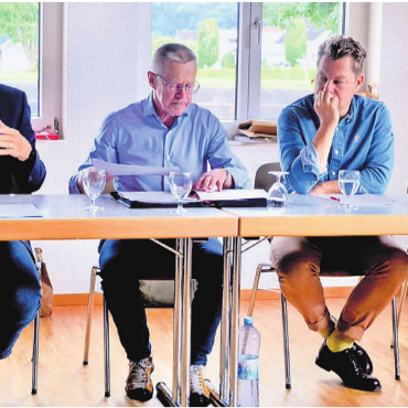 Das Präsidium bleibt in Wohlen - Letze Abgeordnetenversammlung für Arsène Perroud (links) als Repla-Präsident. Neben ihm: Vizepräsident Roland Polentarutti, Raumplaner Sasa Subak und Claudia Schwarzmaier, Führerin der Geschäftsstelle. Bilder: Thomas Stöckli