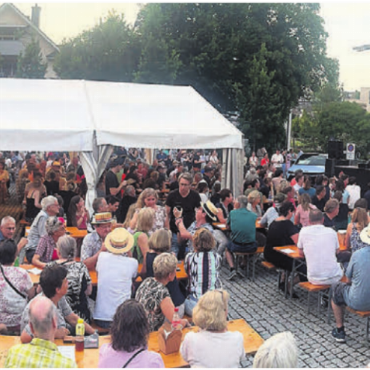 Wohlen ist eine Festhütte - Alles ist bereit: Gleich drei Veranstaltungen werden das Wohler Zentrum heute Freitag und morgen Samstag dominieren. Die Aufnahme stammt aus dem Vorjahr und zeigt den Sternenplatz anlässlich der Jazz Night. Bild: Archiv/spr