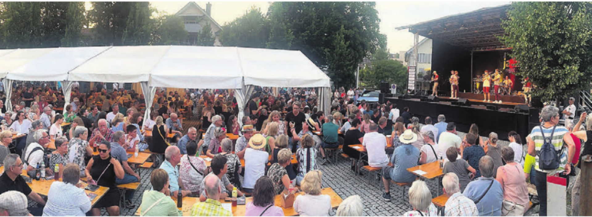 Alles ist bereit: Gleich drei Veranstaltungen werden das Wohler Zentrum heute Freitag und morgen Samstag dominieren. Die Aufnahme stammt aus dem Vorjahr und zeigt den Sternenplatz anlässlich der Jazz Night. Bild: Archiv/spr - Das Bild wird blockiert. – Möglicherweise durch einen aktiven Adblocker.