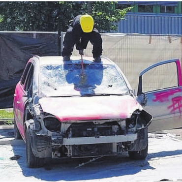 Dampf ablassen tut gut - Bei Autoverschrotten dürfen die Fahrzeuge mutwillig zerstört oder besprayt werden. Bild: zg