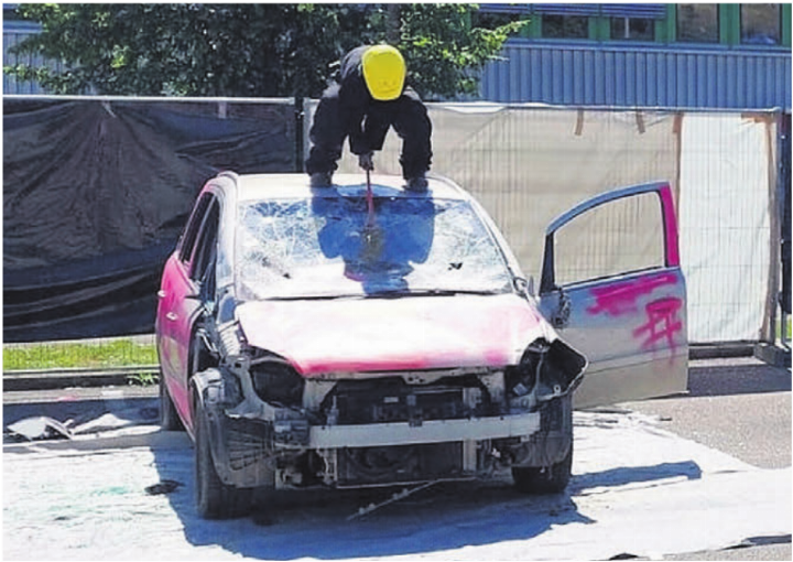 Bei Autoverschrotten dürfen die Fahrzeuge mutwillig zerstört oder besprayt werden. Bild: zg