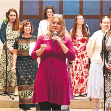 Best of Girl- und Boygroups - Der Fun Chor unter der Leitung von Fatima Mestani sorgt in der reformierten Kirche für super Stimmung. Bilder: Monica Rast