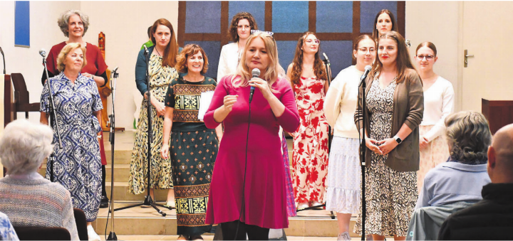 Der Fun Chor unter der Leitung von Fatima Mestani sorgt in der reformierten Kirche für super Stimmung. Bilder: Monica Rast Der Fun Chor unter der Leitung von Fatima Mestani sorgt in der reformierten Kirche für super Stimmung. Bilder: Monica Rast
