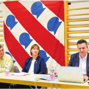 Holpriger Start, glückliche Finanzen - Von rechts: Gemeindeammann Thomas Berger und Gemeindeschreiber Lukas Isler mit Liz Koch, Christian Camenisch, Désirée Widmer-Hübscher und Roland Frei. Bild: Thomas Stöckli