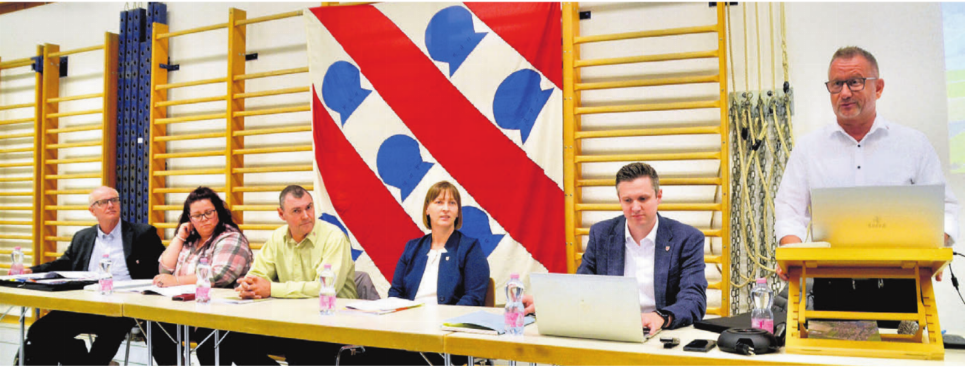 Von rechts: Gemeindeammann Thomas Berger und Gemeindeschreiber Lukas Isler mit Liz Koch, Christian Camenisch, Désirée Widmer-Hübscher und Roland Frei. Bild: Thomas Stöckli - Das Bild wird blockiert. – Möglicherweise durch einen aktiven Adblocker.