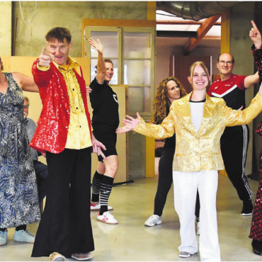 Zwischen Tinder und Herzblatt - «Money, Money, Money» von ABBA für das Jugendfest von der Theatergesellschaft neu interpretiert. Bilder: Monica Rast