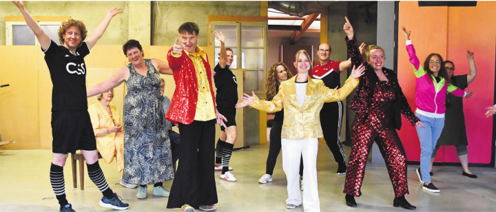 «Money, Money, Money» von ABBA für das Jugendfest von der Theatergesellschaft neu interpretiert. Bilder: Monica Rast «Money, Money, Money» von ABBA für das Jugendfest von der Theatergesellschaft neu interpretiert. Bilder: Monica Rast