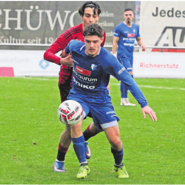 Es tut sich was in der Offensive - Djordje Komatovic (vorne) bleibt beim FC Wohlen. Bild: Archiv/jl